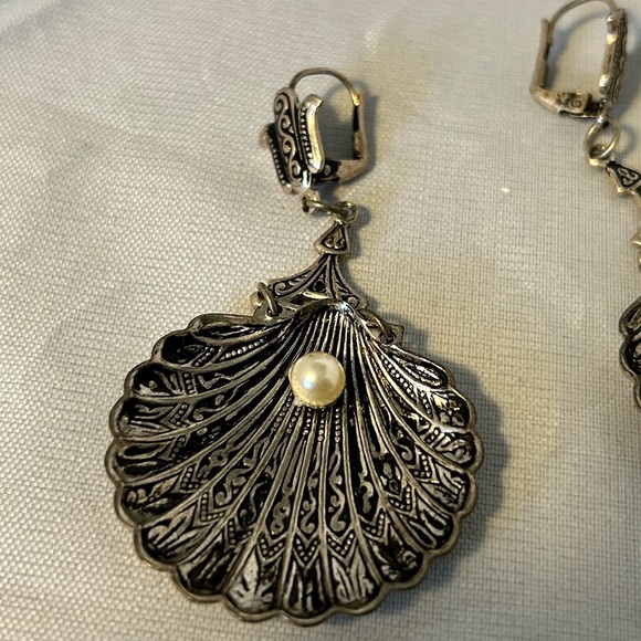 Vintage Made in Spain Oyster Earrings with Pearl. - Picture 3 of 11